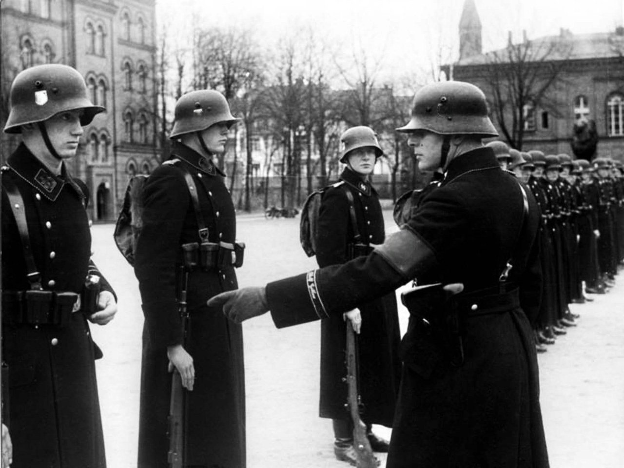 Hitlers persönliche Leibwächter bei einer Inspektionsubung in Berlin, 1938