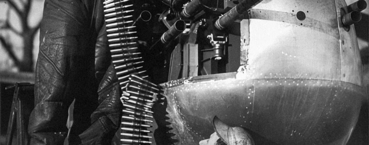 Präzision im Einsatz: Besatzungsmitglieder beladen die M2 Browning MGs ihrer A-26 – Einblicke in die Vorbereitung fur den Luftkampf!