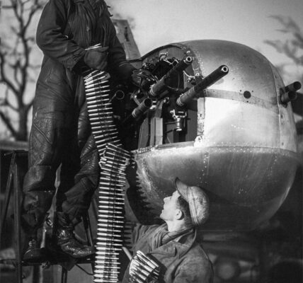 Präzision im Einsatz: Besatzungsmitglieder beladen die M2 Browning MGs ihrer A-26 – Einblicke in die Vorbereitung fur den Luftkampf!