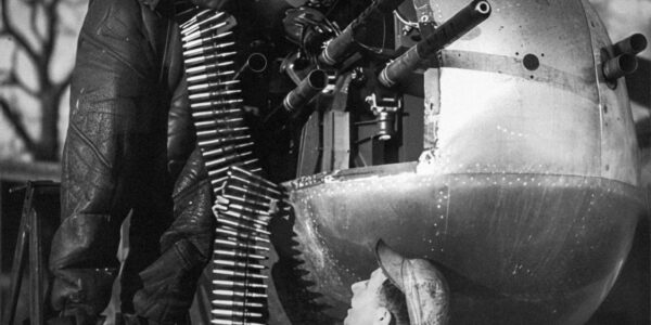 Präzision im Einsatz: Besatzungsmitglieder beladen die M2 Browning MGs ihrer A-26 – Einblicke in die Vorbereitung fur den Luftkampf!