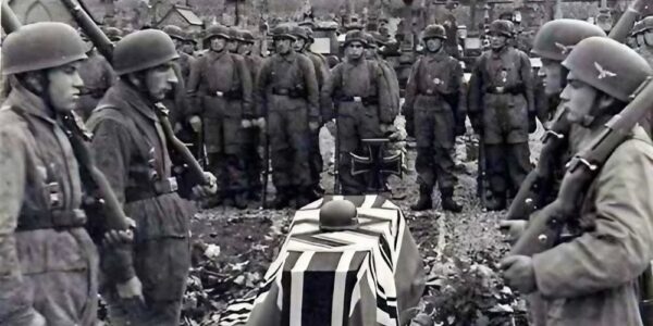 Deutsche Fallschirmjäger beerdigen einen Kameraden in den Niederlanden