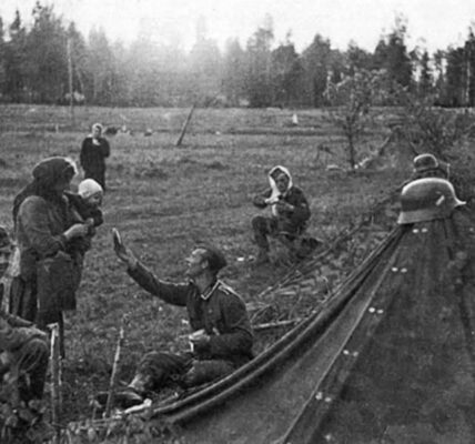 Ein deutscher Soldat teilt seine Ration mit einer russischen Mutter, 1941