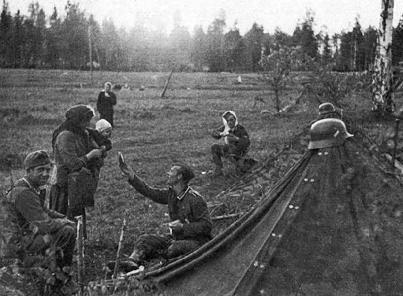 Ein deutscher Soldat teilt seine Ration mit einer russischen Mutter, 1941