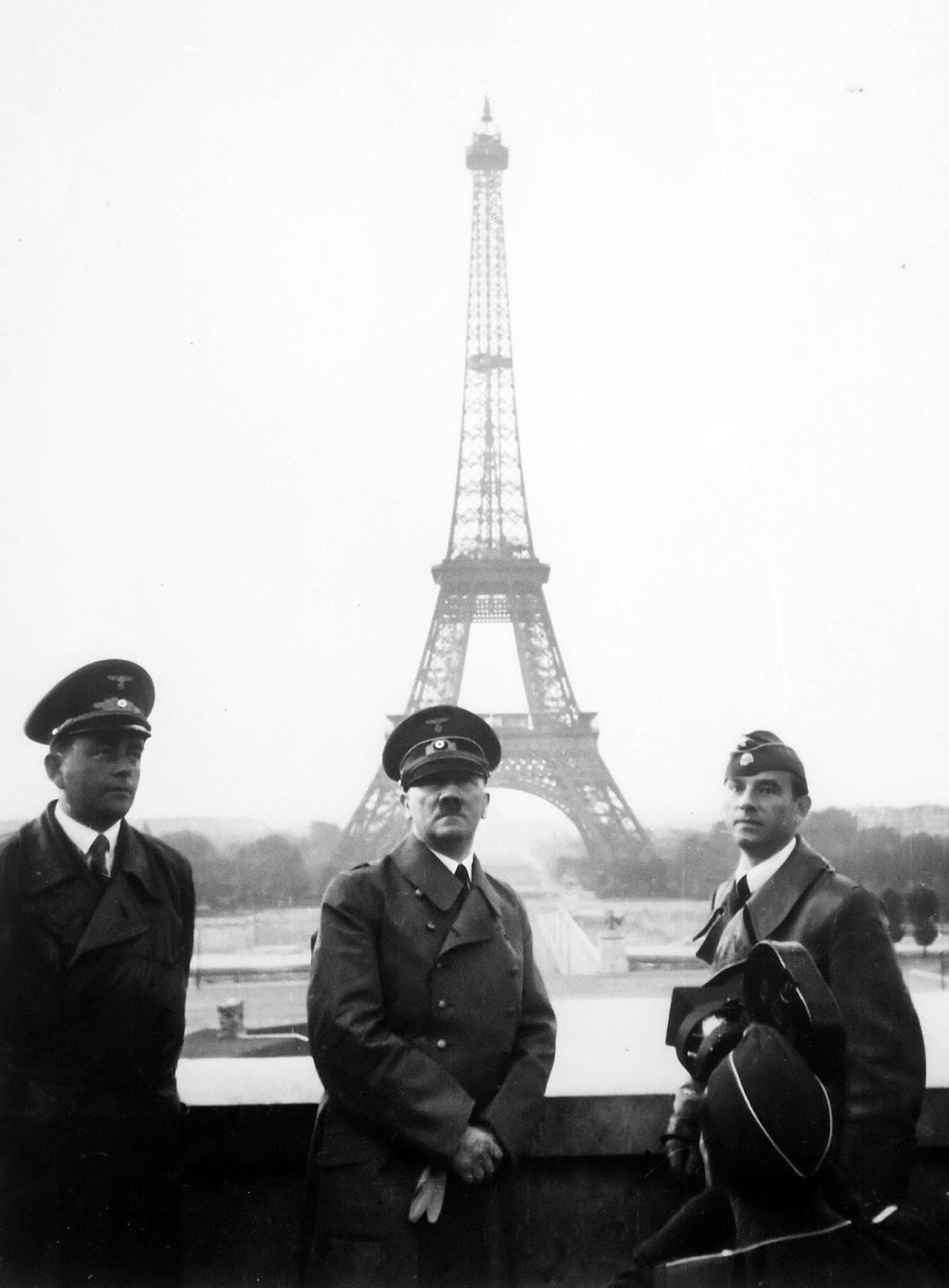 Fotografien von Hitlers triumphalem Einzug in Paris, 1940