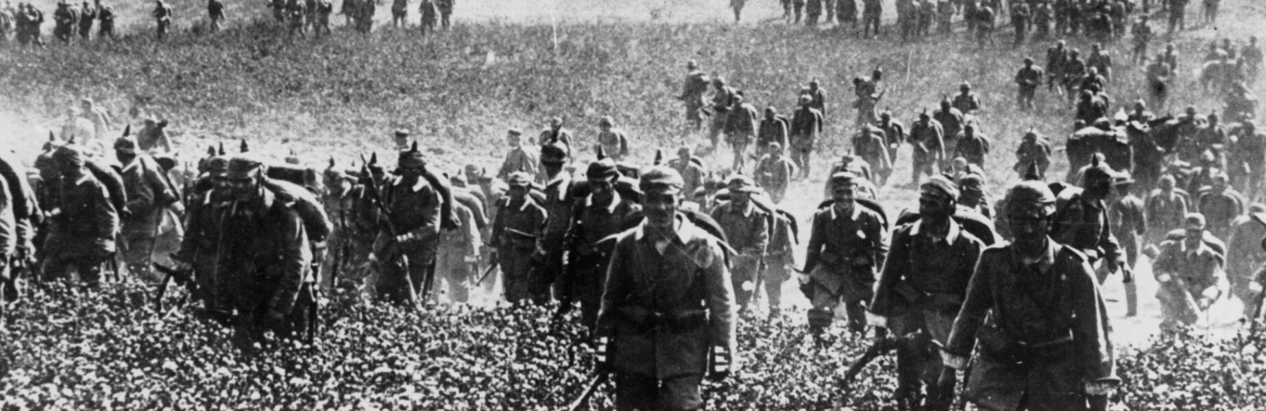 Durch Staub und Bluten – Der lange Marsch der Soldaten durch offene Felder: Ein beeindruckender Moment, der den unerschutterlichen Willen und die Entschlossenheit der Truppen zeigt.