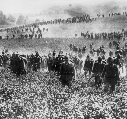 Durch Staub und Bluten – Der lange Marsch der Soldaten durch offene Felder: Ein beeindruckender Moment, der den unerschutterlichen Willen und die Entschlossenheit der Truppen zeigt.