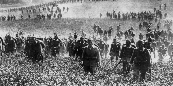 Durch Staub und Bluten – Der lange Marsch der Soldaten durch offene Felder: Ein beeindruckender Moment, der den unerschutterlichen Willen und die Entschlossenheit der Truppen zeigt.