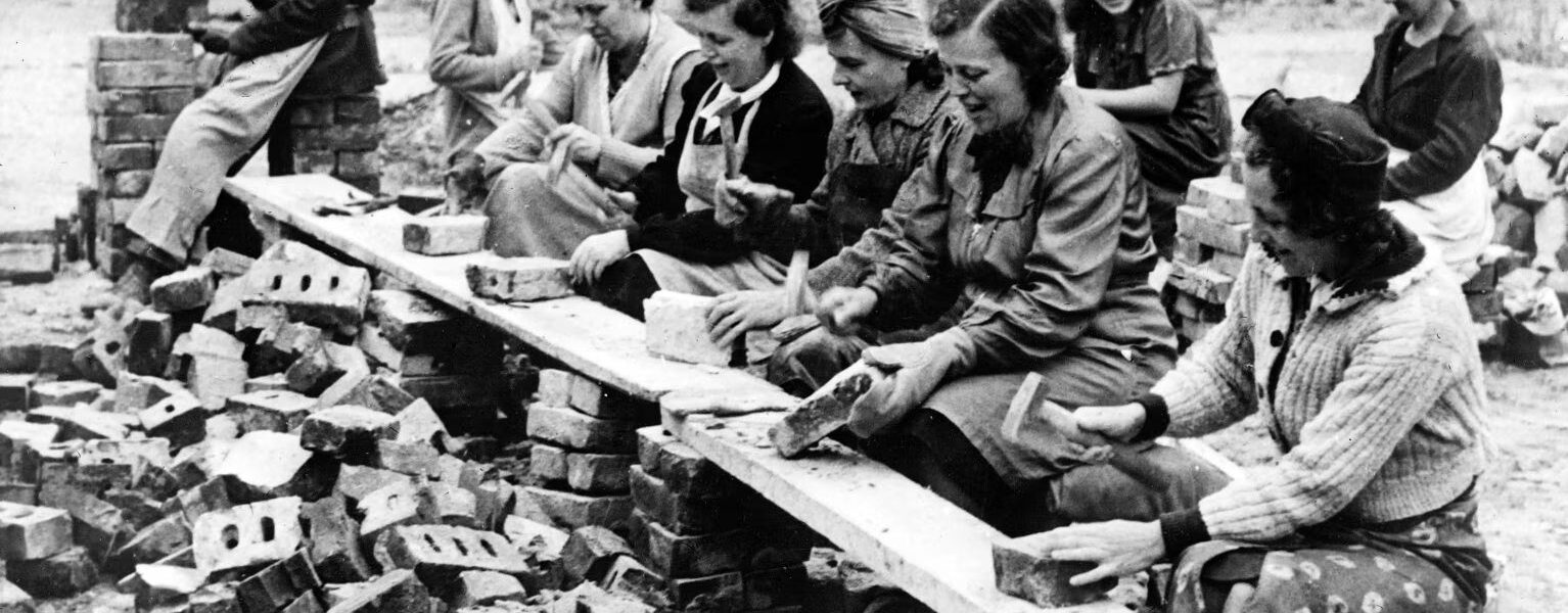 Starke Frauen nach dem Krieg – Wie Trümmerfrauen Deutschlands Städte wiederaufbauten.