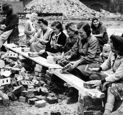 Starke Frauen nach dem Krieg – Wie Trümmerfrauen Deutschlands Städte wiederaufbauten.