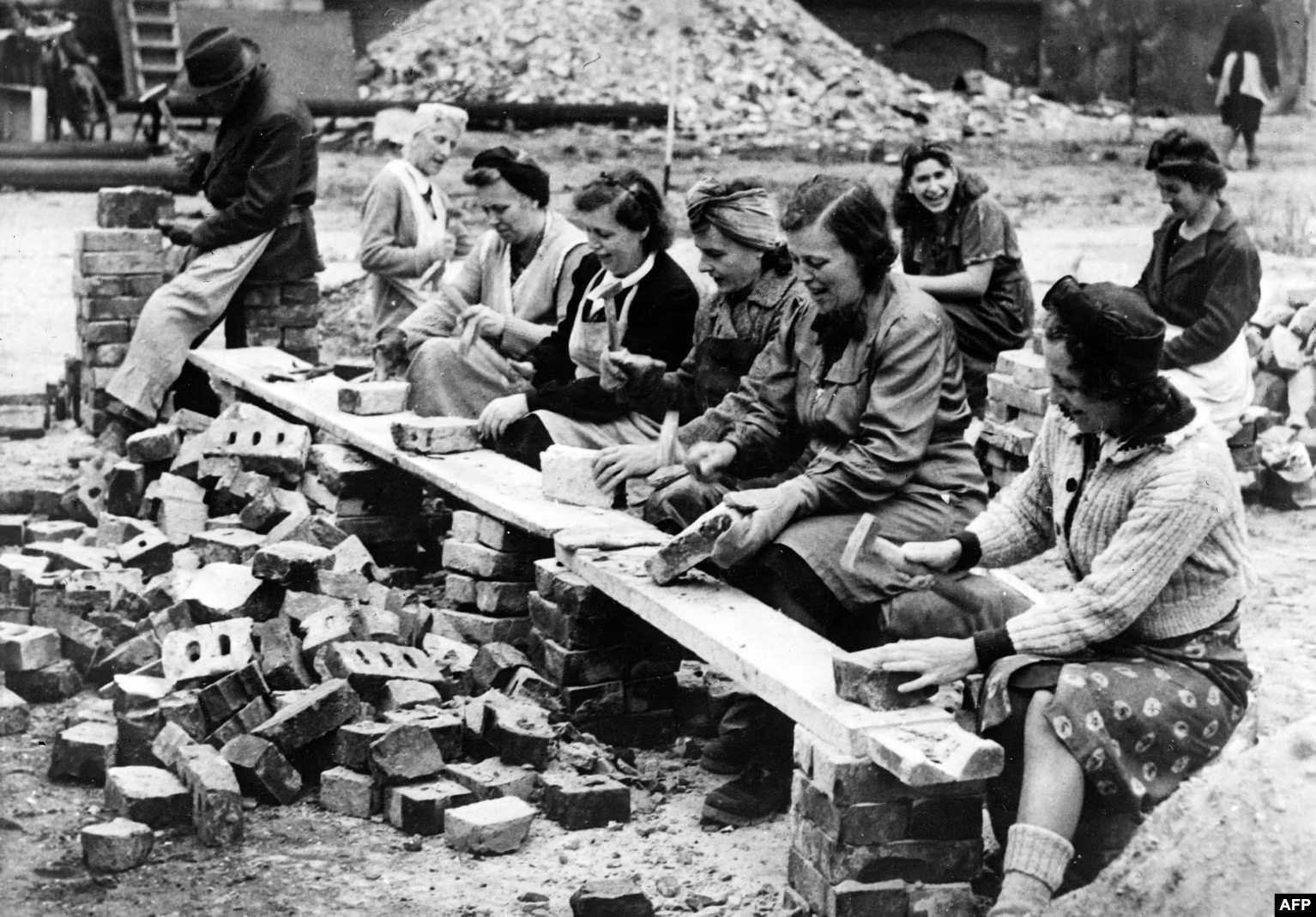 Starke Frauen nach dem Krieg – Wie Trümmerfrauen Deutschlands Städte wiederaufbauten.