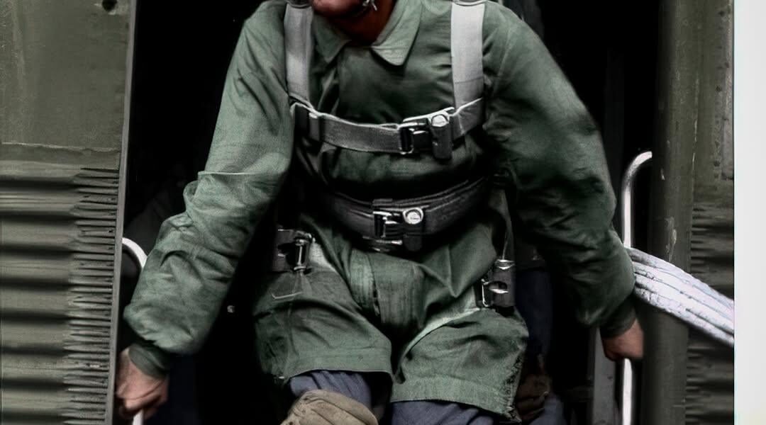 Bereit zum Sprung: Deutscher Fallschirmjäger vor dem Einsatz in Frankreich