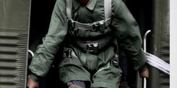 Bereit zum Sprung: Deutscher Fallschirmjäger vor dem Einsatz in Frankreich