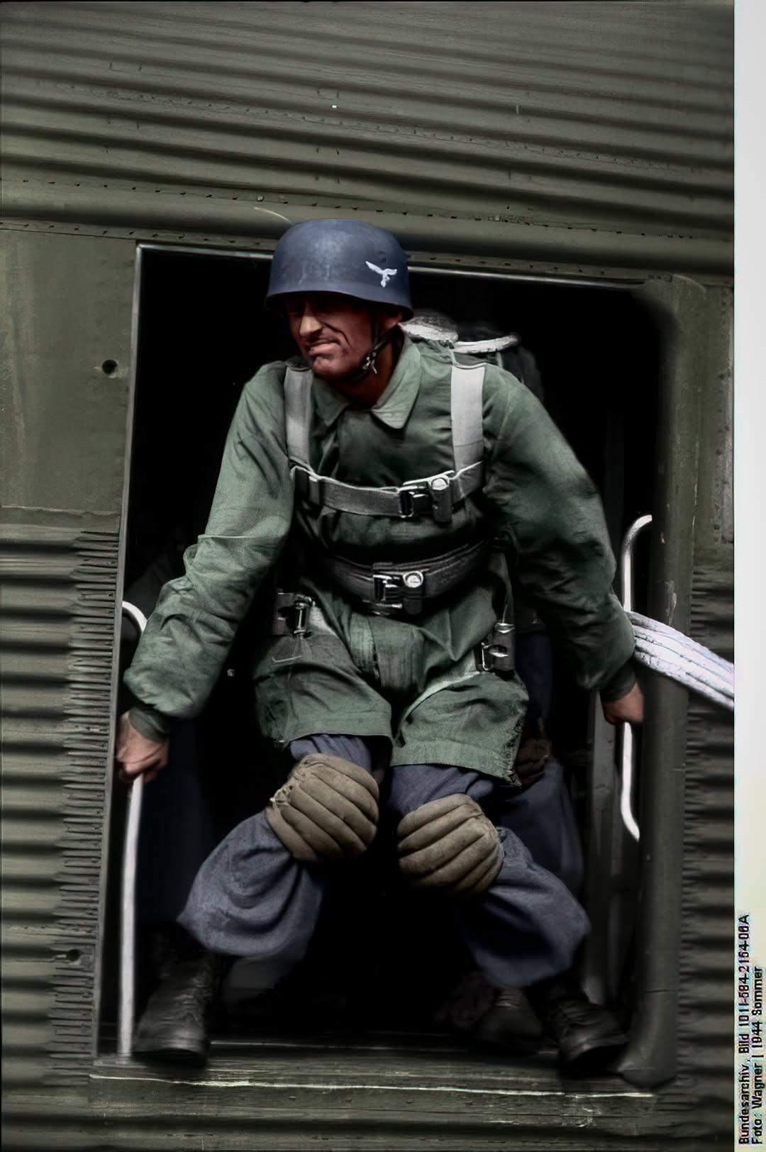 Bereit zum Sprung: Deutscher Fallschirmjäger vor dem Einsatz in Frankreich