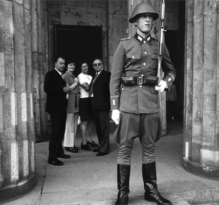 Berlin 1945: Die Kommandantur – Ein Symbol fur Wandel und Neuanfang.