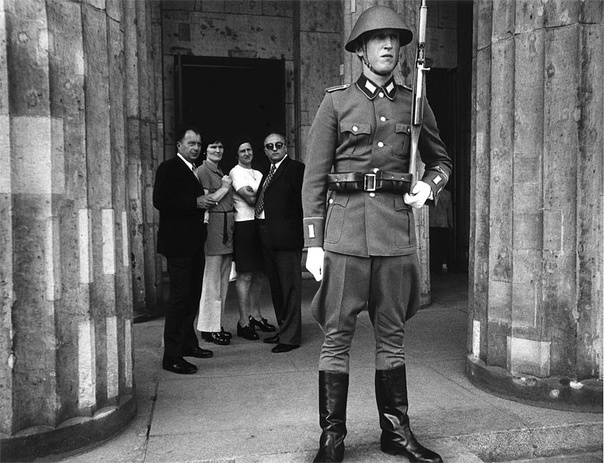 Berlin 1945: Die Kommandantur – Ein Symbol fur Wandel und Neuanfang.
