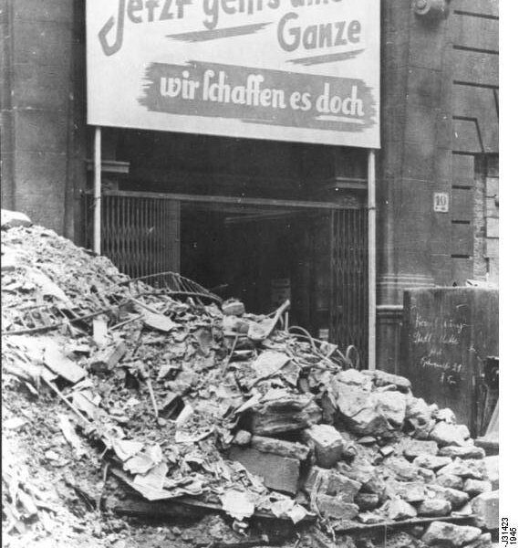 Letzte Tage in Berlin: Zwischen Ruinen, Parolen und Verzweiflung (April 1945)