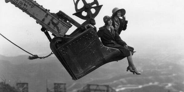 Eine Fotografin bei der Arbeit uber den Dächern Berlins, ca. 1910.