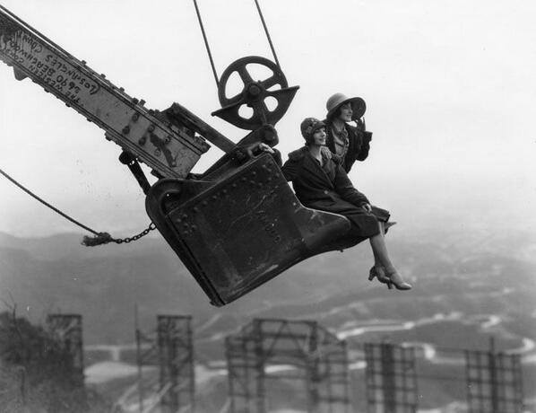 Eine Fotografin bei der Arbeit uber den Dächern Berlins, ca. 1910.