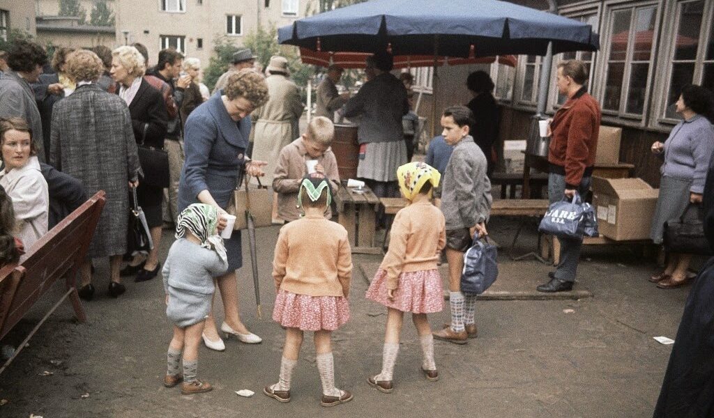 Seltene Farbfotografien dokumentieren den Alltag im Berliner Fluchtlingslager Marienfelde im Jahr 1961