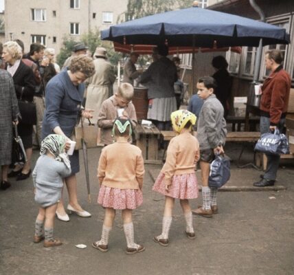 Seltene Farbfotografien dokumentieren den Alltag im Berliner Fluchtlingslager Marienfelde im Jahr 1961