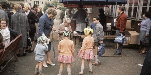 Seltene Farbfotografien dokumentieren den Alltag im Berliner Fluchtlingslager Marienfelde im Jahr 1961