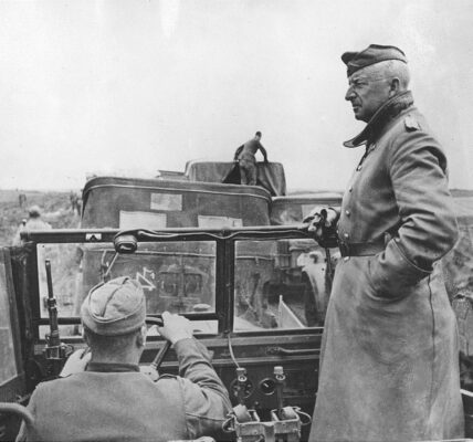 Feldmarschall Erich von Manstein an der Kertsch-Front im Mai 1942