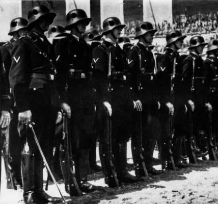 Hitlers persönliche Leibwächter bei einer Inspektionsubung in Berlin, 1938