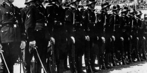 Hitlers persönliche Leibwächter bei einer Inspektionsubung in Berlin, 1938