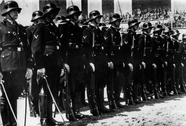 Hitlers persönliche Leibwächter bei einer Inspektionsubung in Berlin, 1938