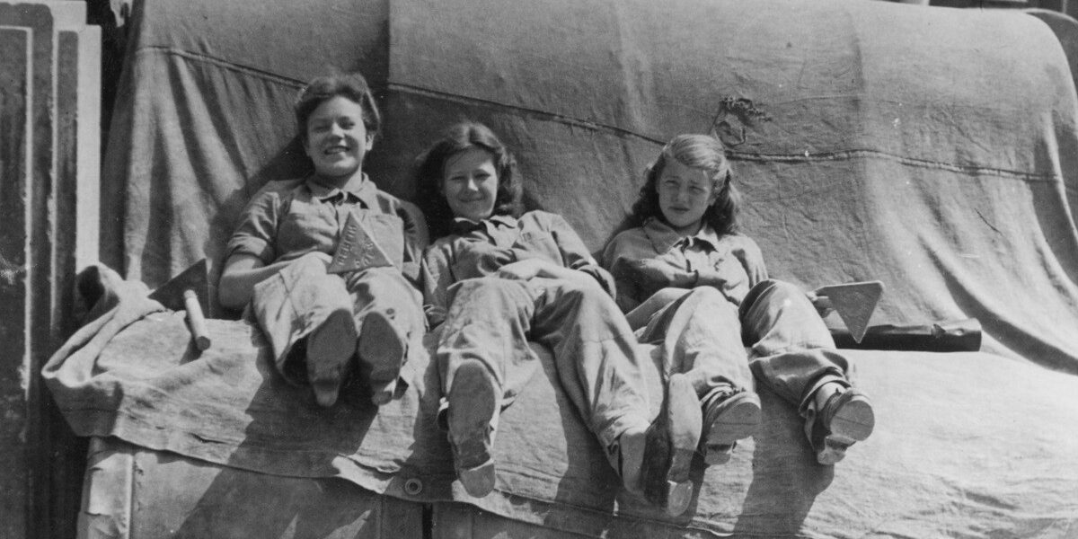 Lächeln trotz Trummer: Junge Trummerfrauen im Sommer 1945