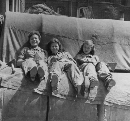 Lächeln trotz Trummer: Junge Trummerfrauen im Sommer 1945