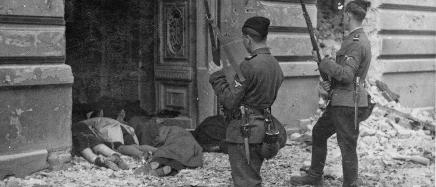 Ukrainische Askaris stehen neben den Leichen ermordeter Juden, Warschau, 1943