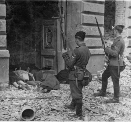 Ukrainische Askaris stehen neben den Leichen ermordeter Juden, Warschau, 1943