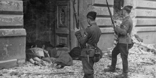 Ukrainische Askaris stehen neben den Leichen ermordeter Juden, Warschau, 1943