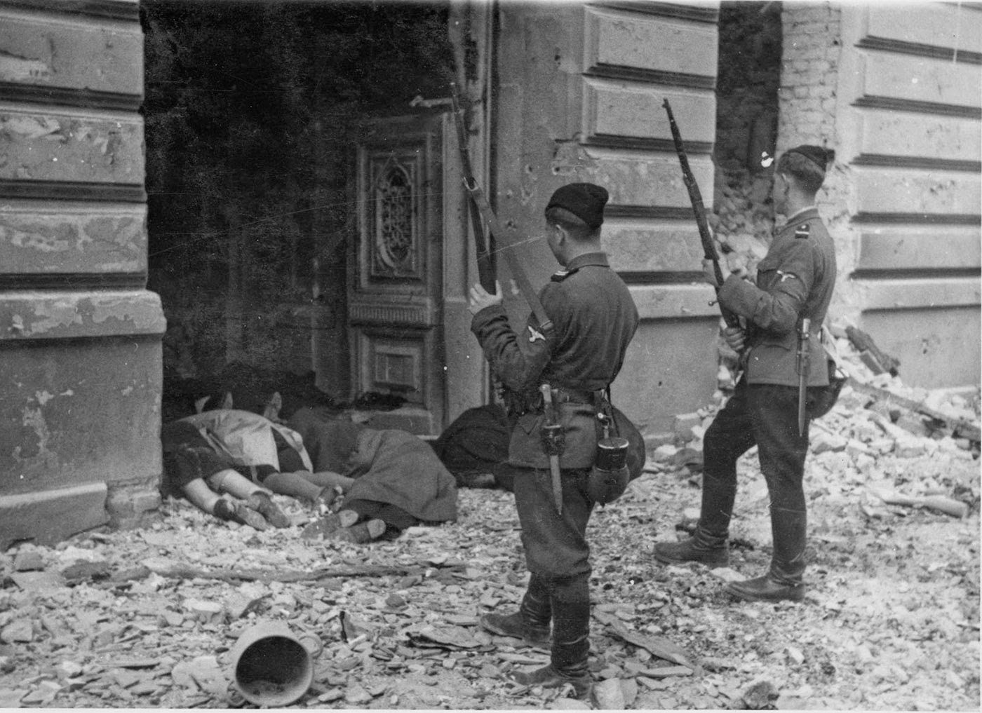 Ukrainische Askaris stehen neben den Leichen ermordeter Juden, Warschau, 1943