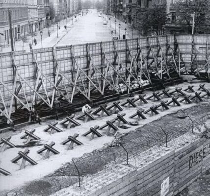 Ein Junge spielt im Schatten der Berliner Mauer – Einblick in das geteilte Berlin 1967.H