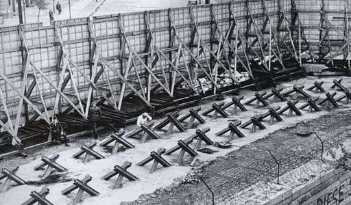 Ein Junge spielt im Schatten der Berliner Mauer – Einblick in das geteilte Berlin 1967.H