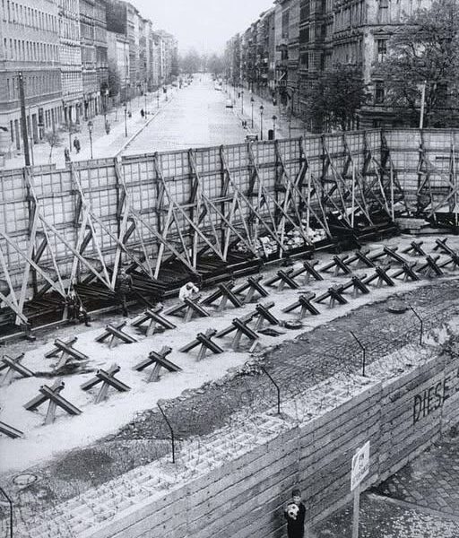 Ein Junge spielt im Schatten der Berliner Mauer – Einblick in das geteilte Berlin 1967.H