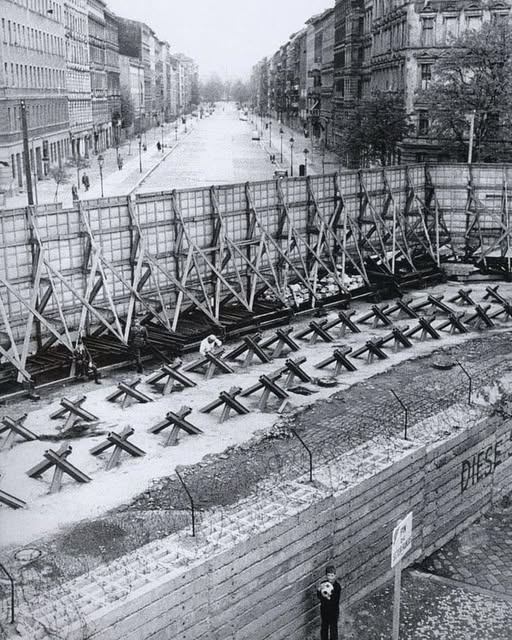Ein Junge spielt im Schatten der Berliner Mauer – Einblick in das geteilte Berlin 1967.H