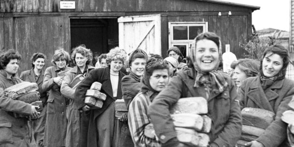Deutschland, 24. April 1945 – Befreiung, Brot und neue Hoffnung: Frauen im Lager Bergen-Belsen