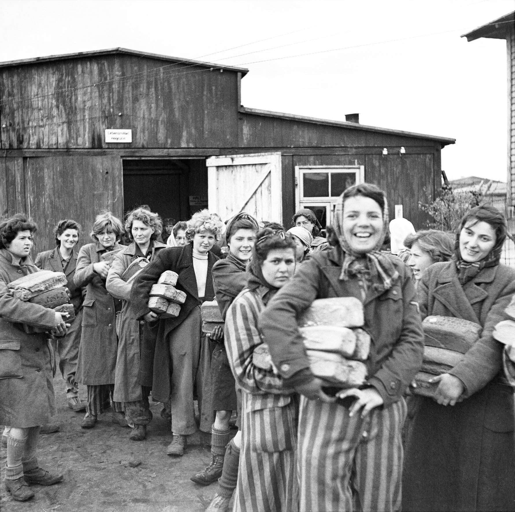 Deutschland, 24. April 1945 – Befreiung, Brot und neue Hoffnung: Frauen im Lager Bergen-Belsen