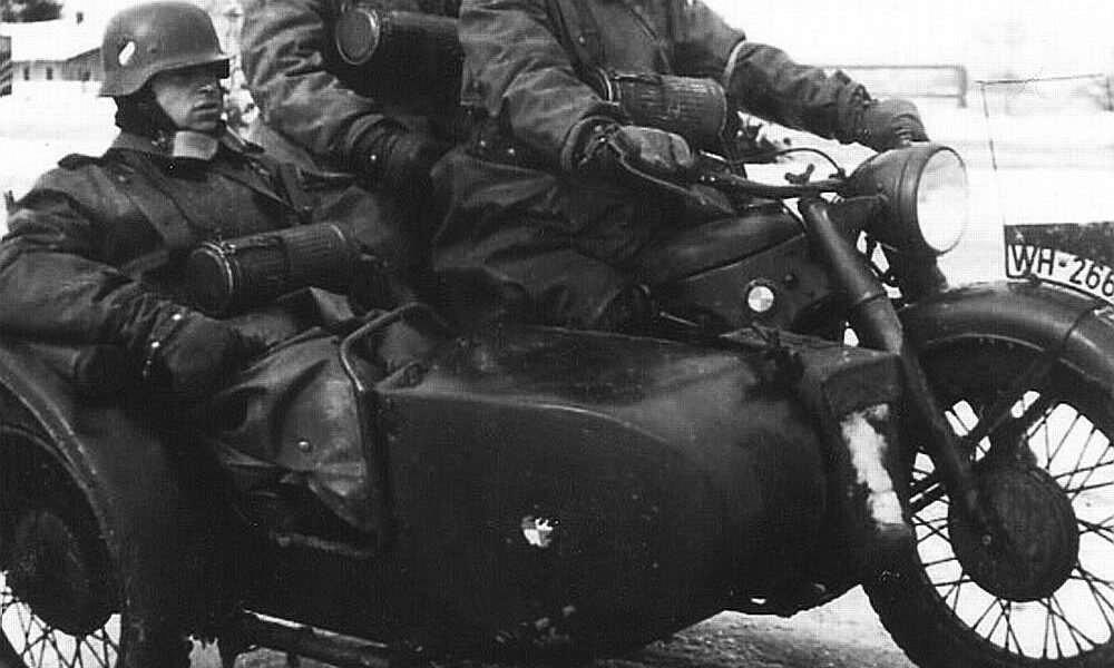 Deutsche Soldaten posieren auf Motorrädern