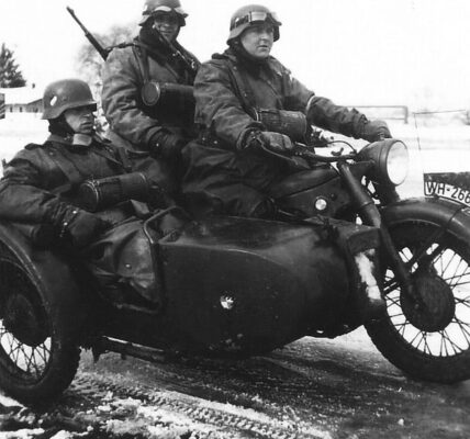 Deutsche Soldaten posieren auf Motorrädern