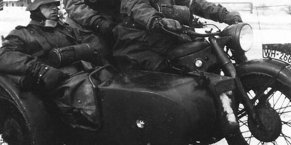 Deutsche Soldaten posieren auf Motorrädern