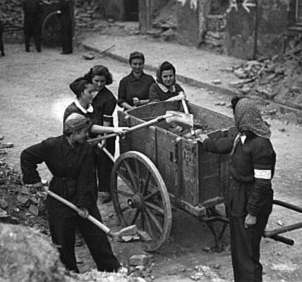 Trümmerfrauen − ein Spannungsfeld zwischen Heldinnen- und Opfermythos.