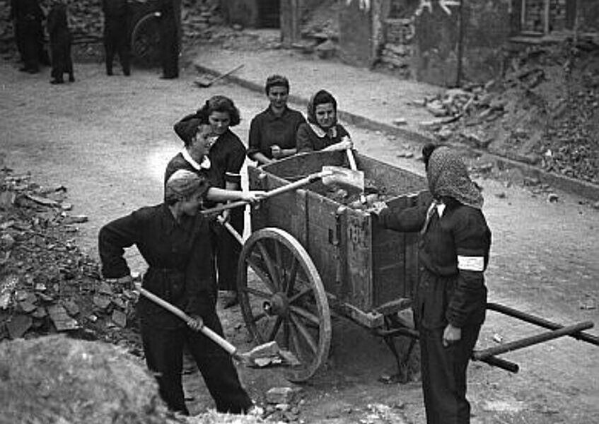 Trümmerfrauen − ein Spannungsfeld zwischen Heldinnen- und Opfermythos.