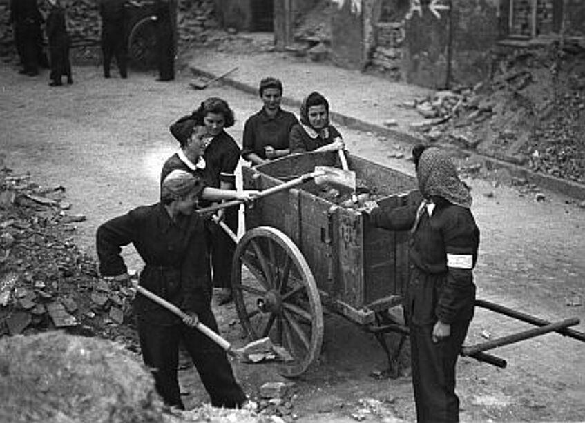Trümmerfrauen − ein Spannungsfeld zwischen Heldinnen- und Opfermythos.