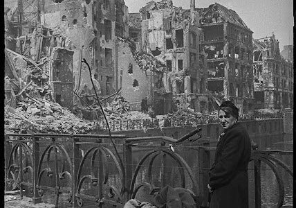 32 seltene und erstaunliche Vintage-Fotografien fangen die Ruinen Berlins durch einen sowjetischen Kriegsfotografen ein.