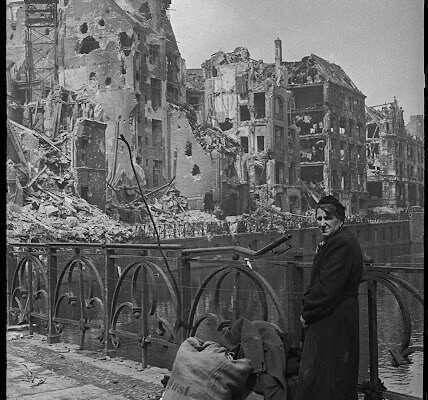 32 seltene und erstaunliche Vintage-Fotografien fangen die Ruinen Berlins durch einen sowjetischen Kriegsfotografen ein.