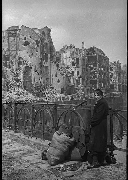 32 seltene und erstaunliche Vintage-Fotografien fangen die Ruinen Berlins durch einen sowjetischen Kriegsfotografen ein.